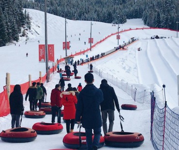 people walking to the coca cola tube runs