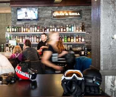 People enjoying Apres ski at T-Bar and Grill