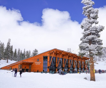 People enjoying the Apres at Tamarack Lodge