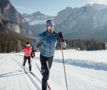 Two people cross country skiing on nordic trails