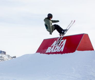 Skier doing tricks on Alta Badia Snowpark obstacle