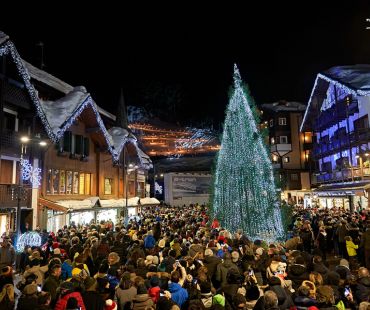 Christmas tree, spectators and torchlit ski hill