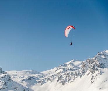 Tandem paragliders high in the sky