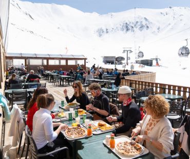 People dining at mountain restaurants in Maurienne