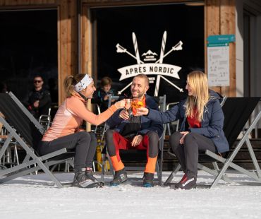 people enjoying a speciality drink at apres nordic